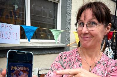 Her får Irene levert et halvt tonn med bøker