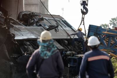 Minst 25 omkommer etter at en kran kollapser på et tog i Thailand