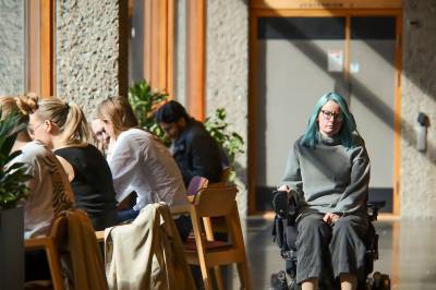 Får assistent på jobb – ikke på studiet