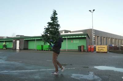 Her kaster du plast-juletreet