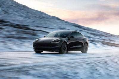 Tesla lanserer billigere utgave av Model 3