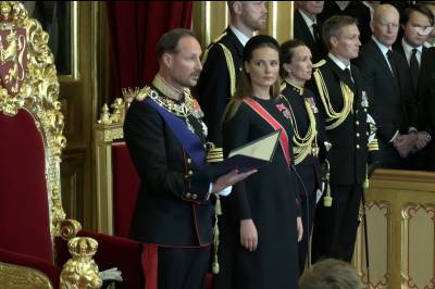Her avlegger kong Haakon ed i Stortinget