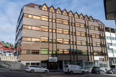 Ung mann tiltalt for drapsforsøk etter knivstikking i Narvik