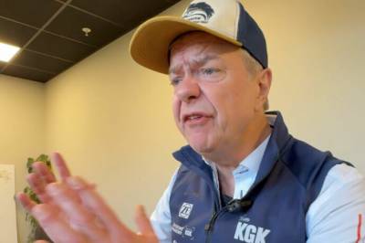 Påstår han låste Drillo inn i et skap