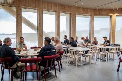 Åpner kafé for alle naboene