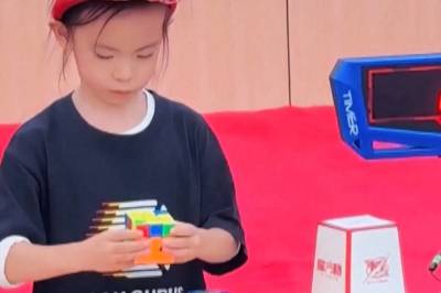 Lian (6) skriver Rubiks kube-historie