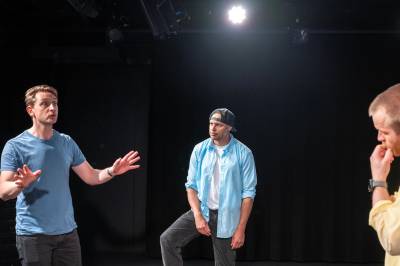 – Stykket handler om tenåringen sin sinnssyke hverdag