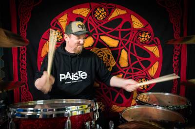 Visste du at trommisen i eit av Noregs mest kjende band er frå Fedje?