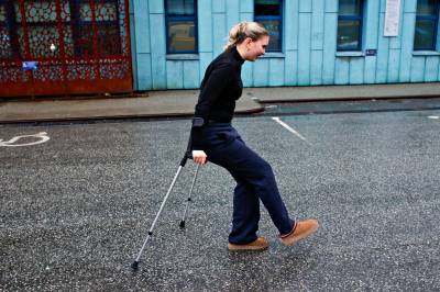 Sara (20) bedt om å vente i flere timer: – Ekstremt mange der inne