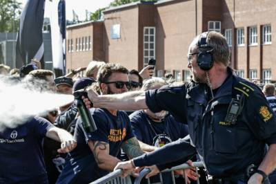 Raser etter tåregassbruk: – Han mister hodet totalt