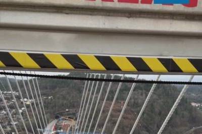 Luftig besøk på Grenlandsbrua - siste løftet unnagjort