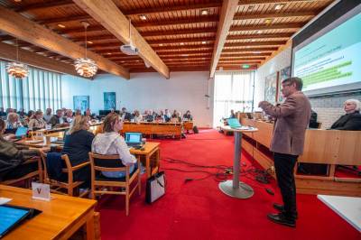 Ble bedt om å se på mulig­heten for å heve terskelen for inha­bilitet