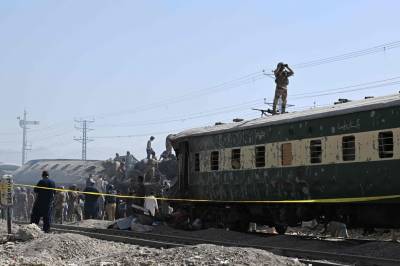 Minst 24 skal vera drepne i bombeåtak mot tog i Pakistan