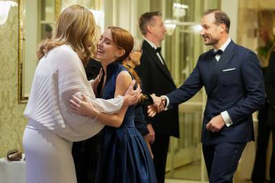 Kronprins Haakon dukket opp alene: – Ser stusslig ut