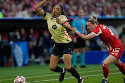 Kommentatorane sett ut av ny «bisarr hending»: – Ein kontroversiell ting å gjere