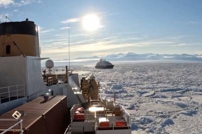 Cruiseskip fast i isen: – Blir stadig vekk forbløffet