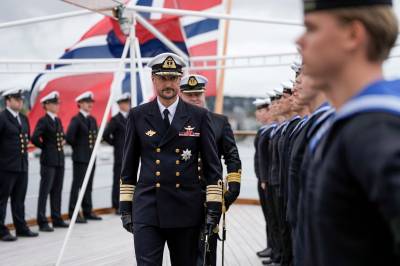 Kong Haakon debarkerer kongeskipet