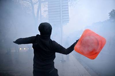 Paris: Kraftige eksplosjoner høres på Cours de Vincennes