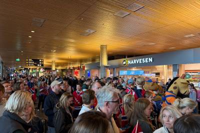 VM-heltene møtes av enormt folkehav