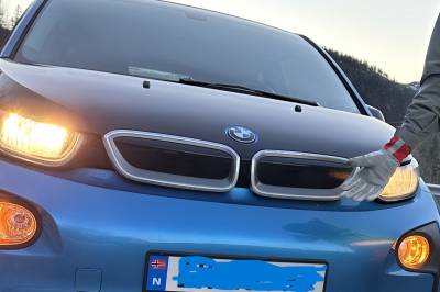 Kjørte BMW-en rett i en stein langs E16: – Jeg så ikke steinen før det var for seint