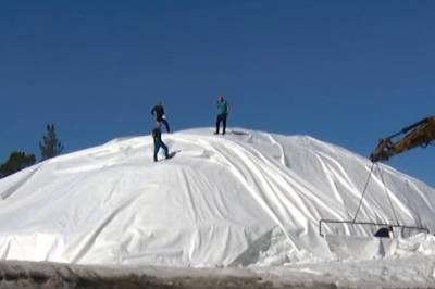 Lagrer flere tonn med snø