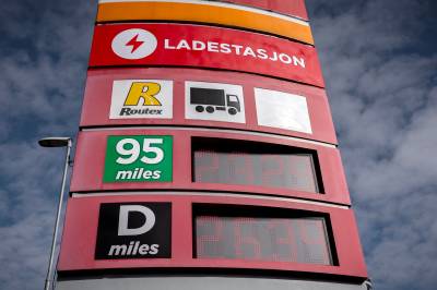 Nå blir det billigere å fylle tanken: – Ikke alle bor ved trikkeskinner