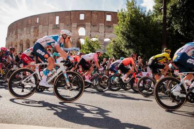 Paul Magnier vinner første etappe av Giro d'Italia med massevelt i den avsluttende spurten