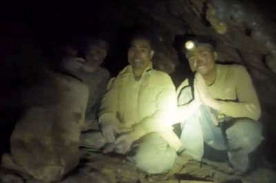 Fem personer funnet i live etter syv dager i over­svømt grotte