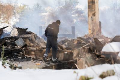 Dei avgjerande minutta: Flaug drone inn i brennande hus