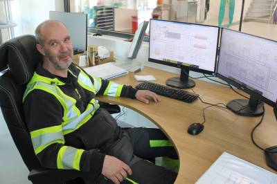 Underkjølt regn og speilhålke - hele vaktlaget er i sving for å strø veiene på julaften