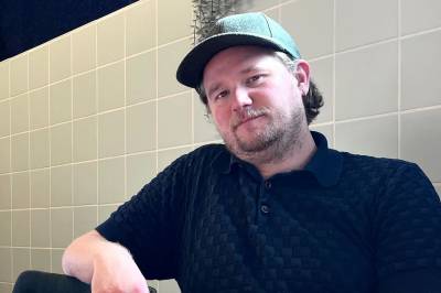 Han har en mer komplisert helse enn de fleste. Dette trenger han for å ha det godt på jobb.