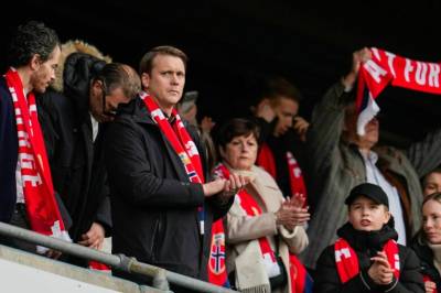 Hareide hyllet på Ullevaal – familien til stede