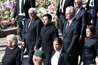 Zelenskyj i prosesjon bak båren