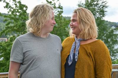 Marie (26) og Kristian (26) giftet seg hjemme i hagen