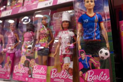 Hvilket firma lager Barbie-dukken?