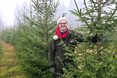 Gir bort juletrær til vanskeligstilte: – For å gjøre en god ting