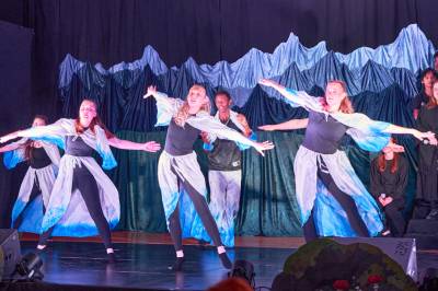 Tre forestillinger med «Eventyrskogen» på folkehøyskolen • Birkenesavisa