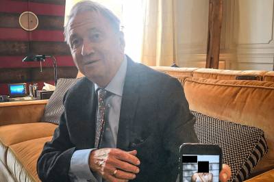 To tiår senere viser Terje Rød-Larsen frem en mobiltelefon hjemme hos Jeffrey Epstein.