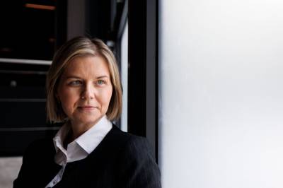 Guri Melby ber toppdiplomat Mona Juul trekke seg