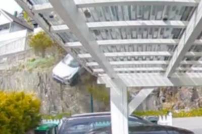 Bilen faller flere meter utfor skrent