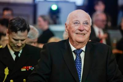 Rungende støtte til kongen