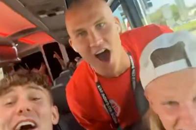 SE: Her feirer Haaland og de norske spillerne på bussen