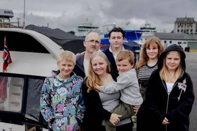 Familie med fem barn på fem ulike skoler og barnehager - slik klarer de det
