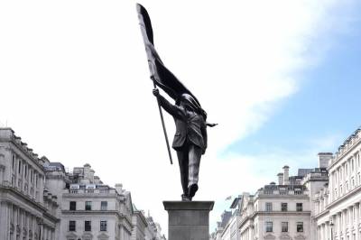 Banksy bekrefter at han står bak stor statue som dukket opp i London