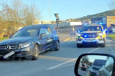 SE: Her rømmer begravelsesbilen