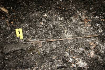 I lommene var det 22.450 kroner – på golvet låg rifla