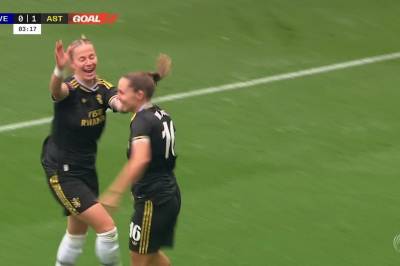Noelle Maritz setter 1-0 mot Everton