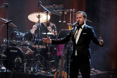 Ti år med musikkfest - feiring i kufjøs og kirke