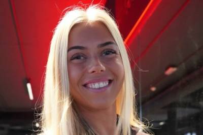 Viser frem kjæresten