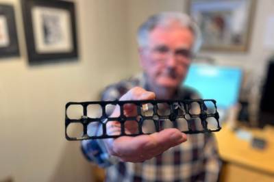 Fra leilig­heten i Kristian­sand lager han deler til krigen: – Umettelig behov